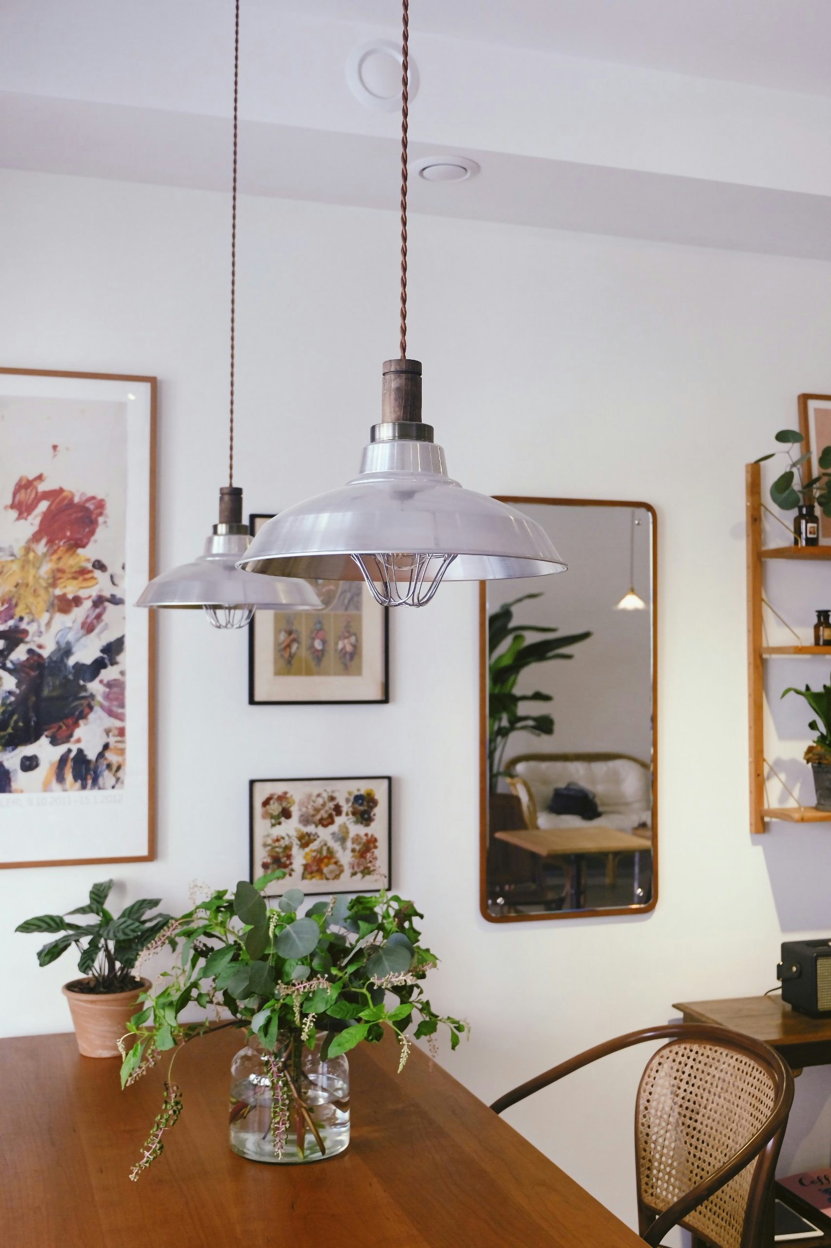 Discover easy tips to mix vintage and modern decor effortlessly. Create a beautiful, timeless space with our expert interior design guide.